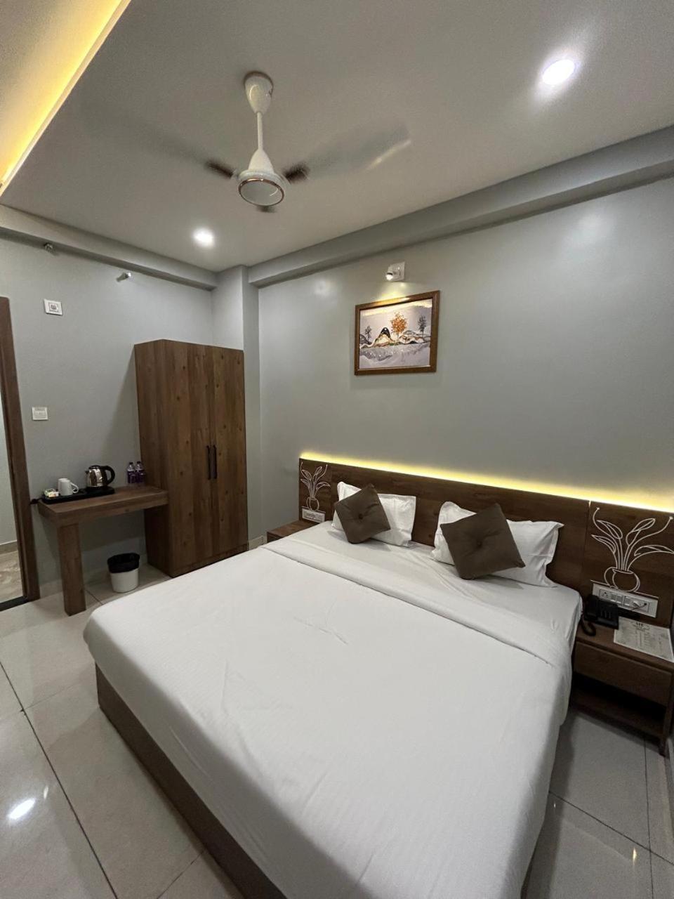 Hotel Holiday Icon Dwārka 外观 照片