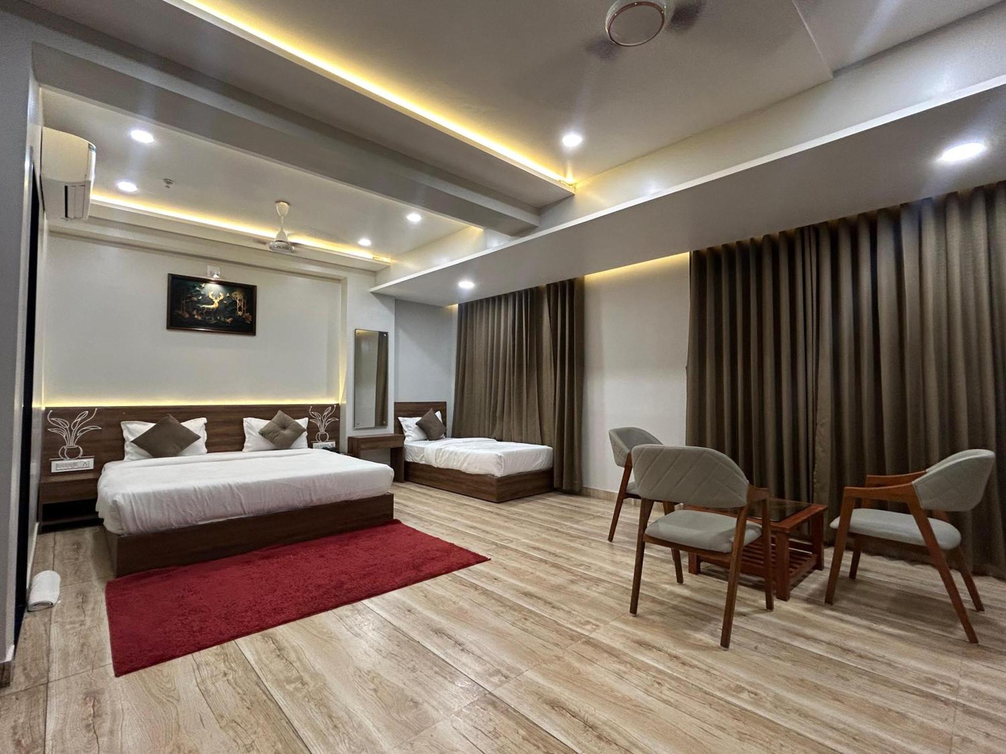 Hotel Holiday Icon Dwārka 外观 照片