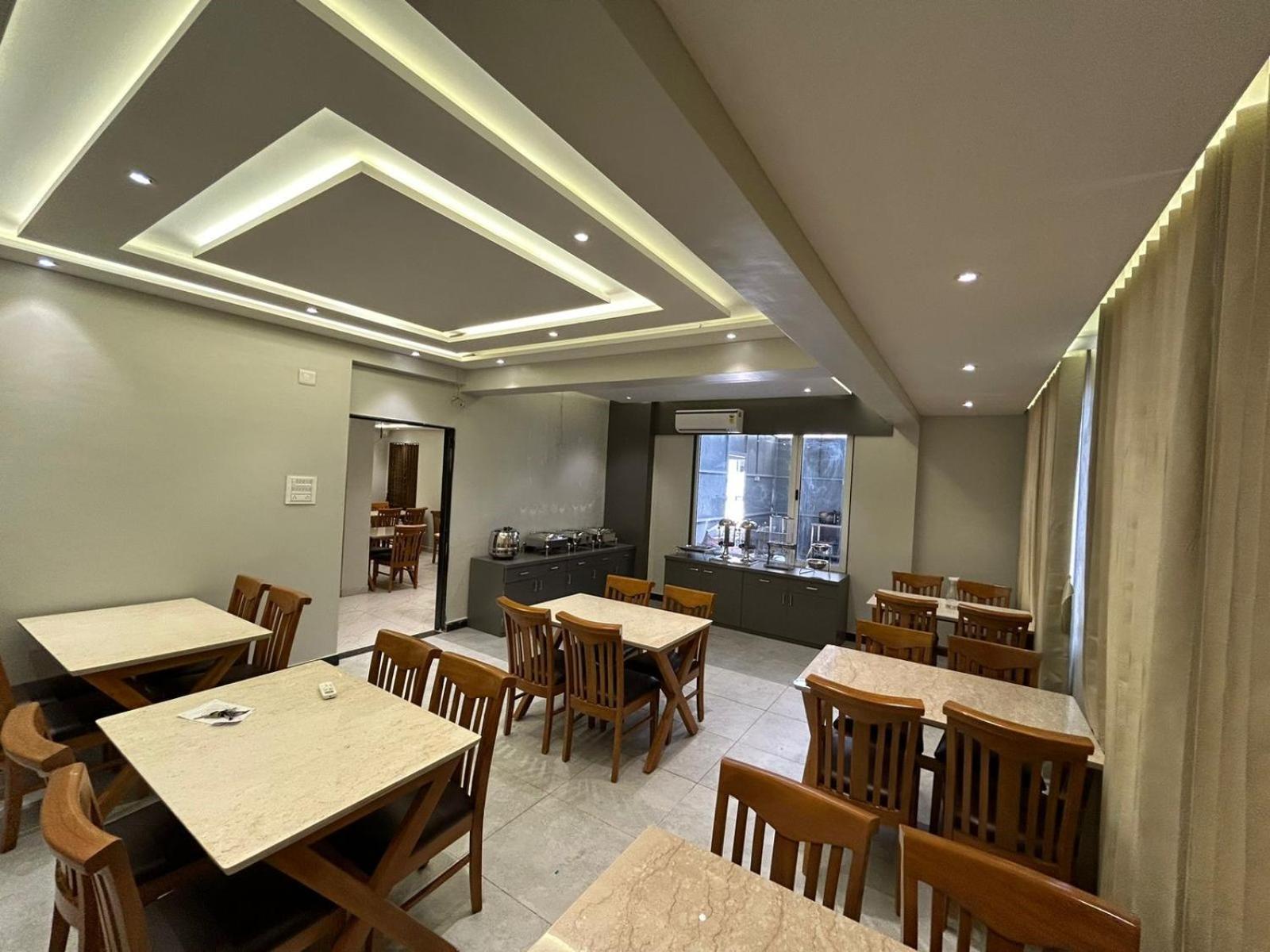 Hotel Holiday Icon Dwārka 外观 照片