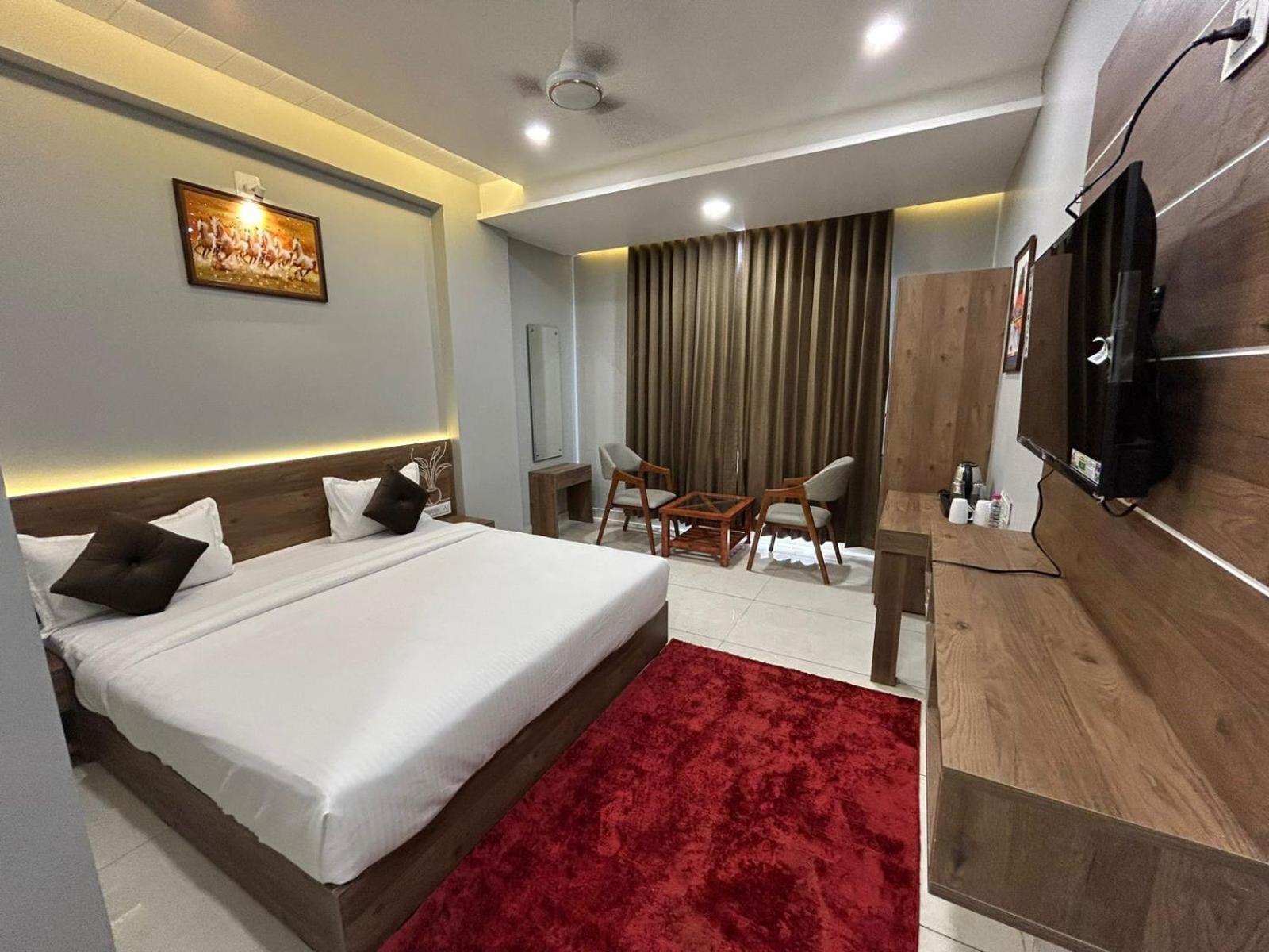 Hotel Holiday Icon Dwārka 外观 照片